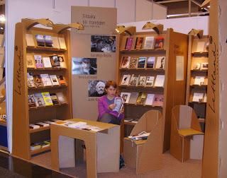 stands de libros cartón 